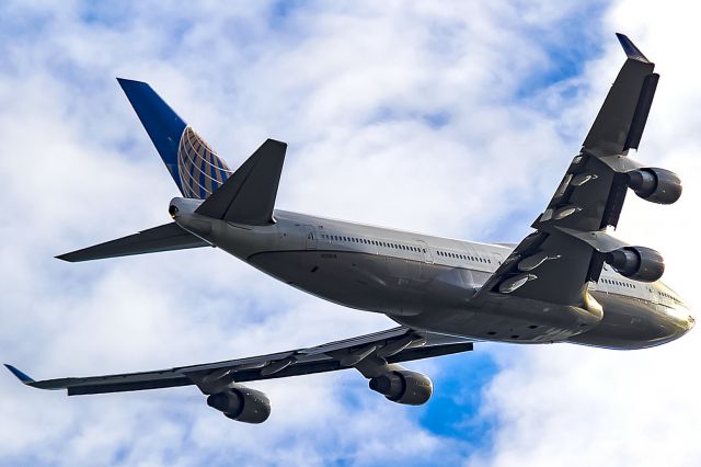 Boeing 747-400 (N128UA)