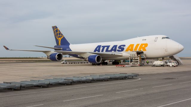 Boeing 747-400 (N496MC)