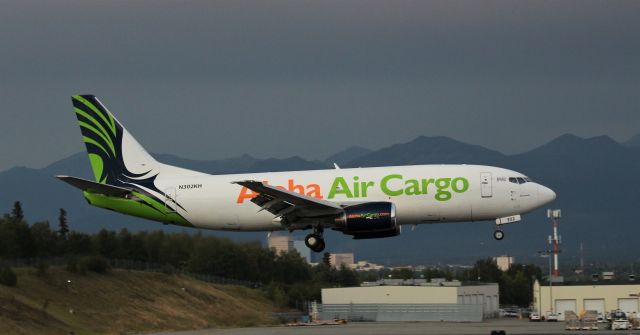 BOEING 737-300 (N302KH)