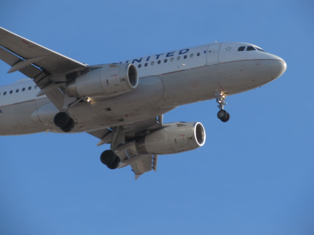 — — - United airlines landing at Ohare 