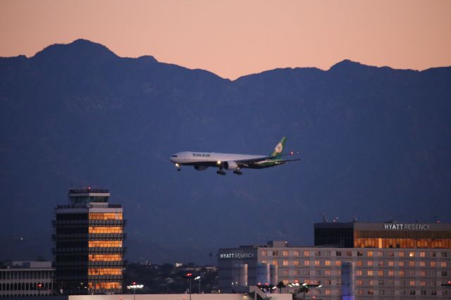 BOEING 777-300ER (B-16712)