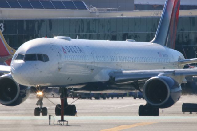 Boeing 757-200 (N6707A)