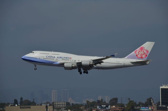 Boeing 747-200 (B-18210) - Short-final to Rnwy 24R at LAX.