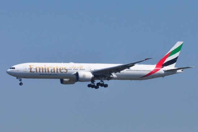 BOEING 777-300 (A6-EGU)