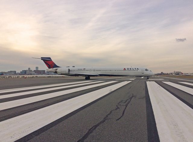 McDonnell Douglas MD-90 (N924DN) - MD-90 on the apporach of RWY 32