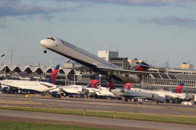 McDonnell Douglas MD-90 (N957DN) - Departing Runway 30 L 