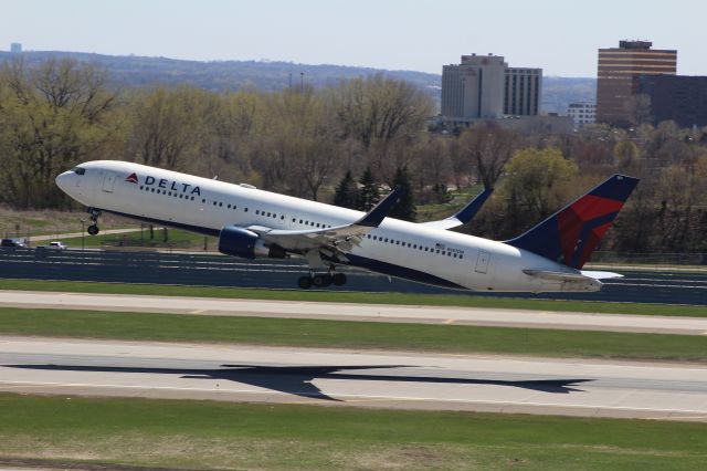 BOEING 767-300 (N187DN)