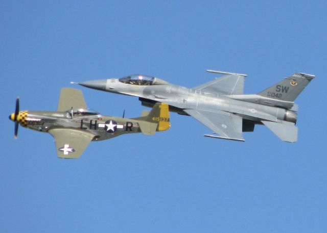 Lockheed F-16 Fighting Falcon (94-0042) - AirVenture 2016.