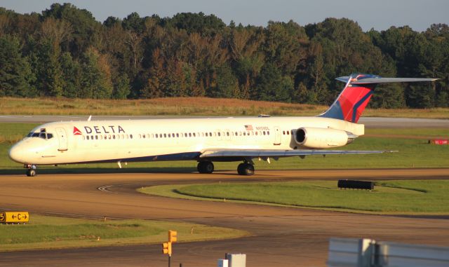 McDonnell Douglas MD-88 (N959DL) - Late arrival giving this normally white plane a kinda yellow tinge!