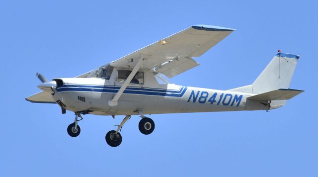 Cessna Commuter (N8410M) - Landing runway 30 at KMCE