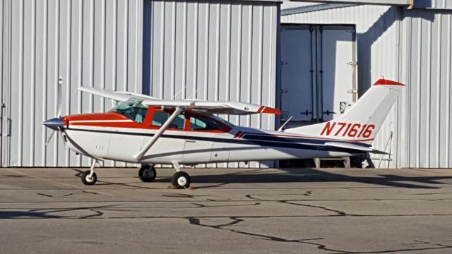 Cessna Skylane (N71616)