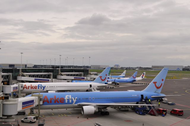 BOEING 767-300 (PH-AHQ) - Arkefly Boeing 767-383(ER) PH-AHQ in Amsterdam