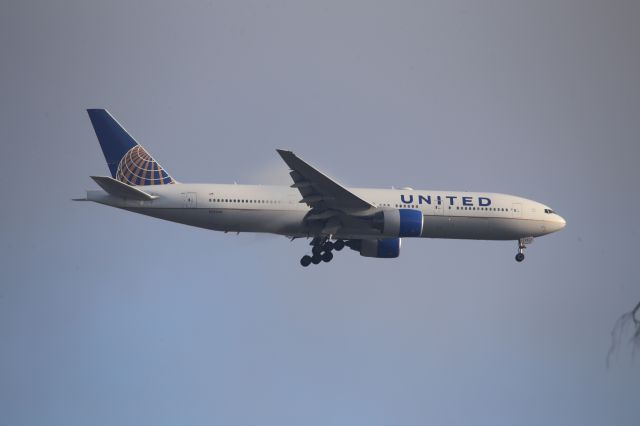 Boeing 777-200 (N223UA)