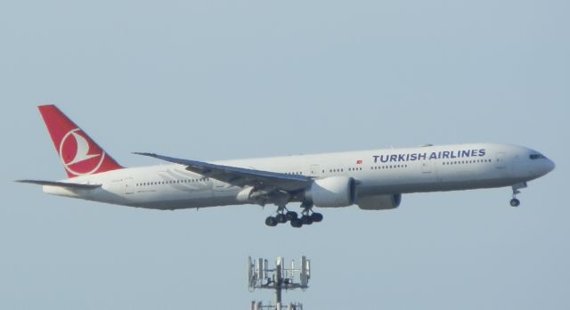 BOEING 777-300ER (TC-LJA)