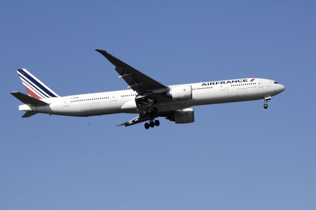 BOEING 777-300 (F-GBQB) - Final Approach to NRT Airport R/W34L on 2012/04/08