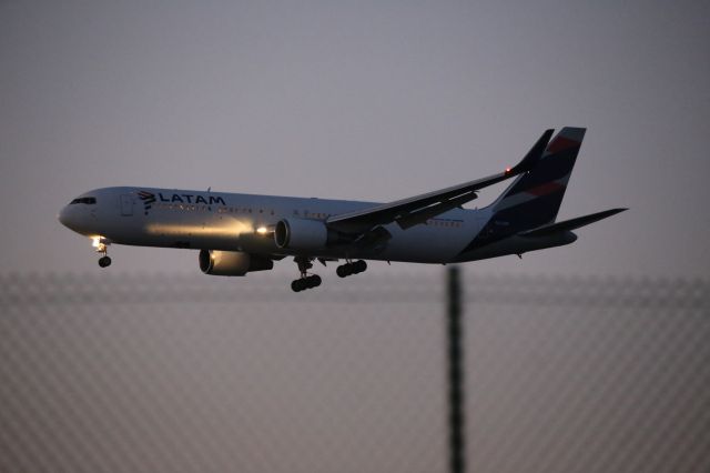 BOEING 767-300 (CC-CXF)