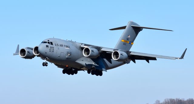 Boeing Globemaster III (00-0172) - C-17 in from Charleston on a windy short final.