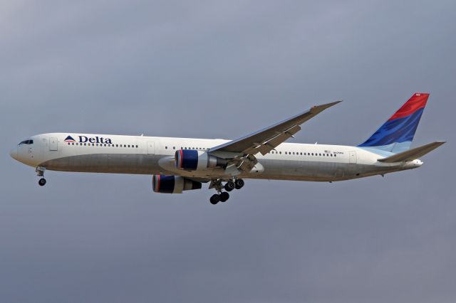 BOEING 767-400 (N825MH)