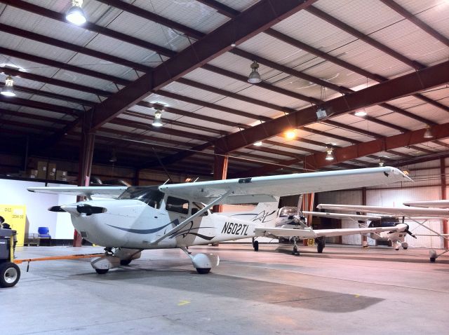 Cessna Skyhawk (N602TL) - Nice and cozy on a *cold* winters day...