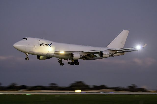 Boeing 747-400 (TF-AMD) - In near complete darknes, ISO 10000 and 1/25s.