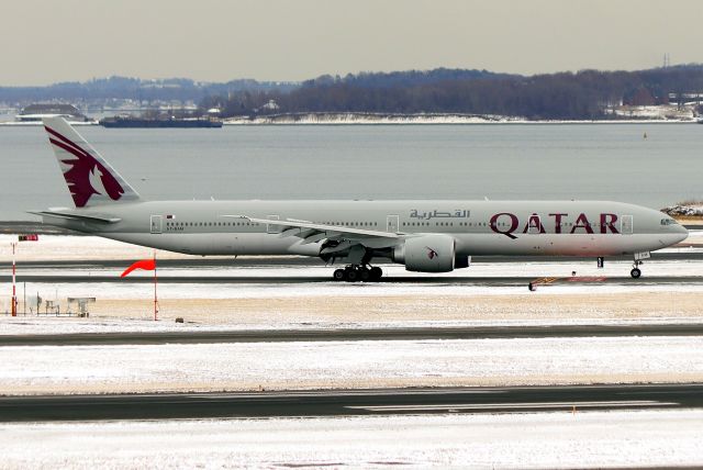 BOEING 777-300 (A7-BAM) - 'Qatari 743' landing on 22L