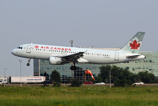 Airbus A320 (C-FPWE)