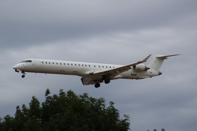 Canadair Regional Jet CRJ-900 (EI-GEA) - A plain white SAS CRJ-900 on final approach into LHR, landing on runway 27L.br /br /Location: Myrtle Ave.br /Date: 04.08.22 (dd/mm/yy).