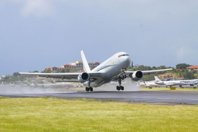 BOEING 767-200 (N767MW)