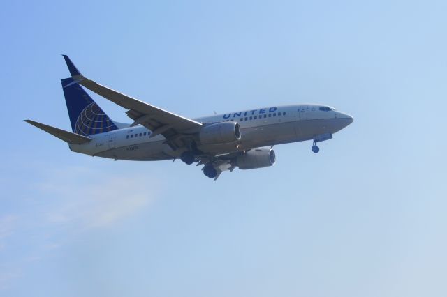 Boeing 737-700 (N13718)