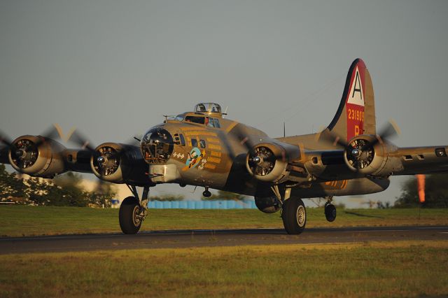 Boeing B-17 Flying Fortress (N93012)