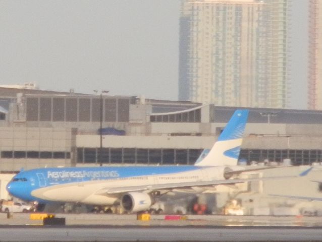 Airbus A330-200 (LV-FNK)