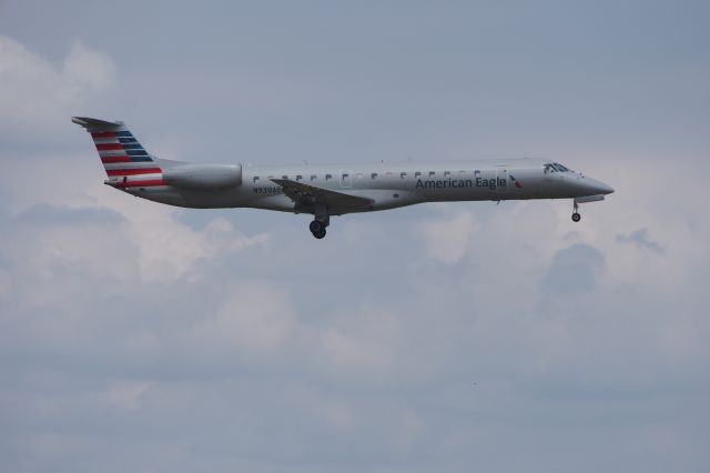 Embraer ERJ-145 (N939AE)