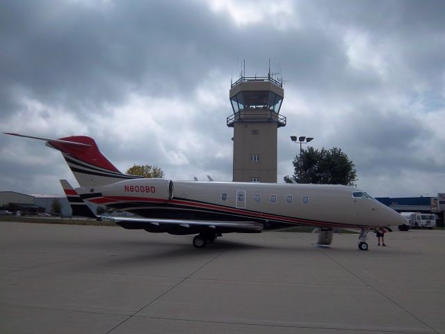 Bombardier Challenger 300 (N800BD)