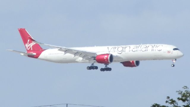 Airbus A350-1000 (G-VLUX) - Arriving from London,Heathrow(LHR/EGLL)