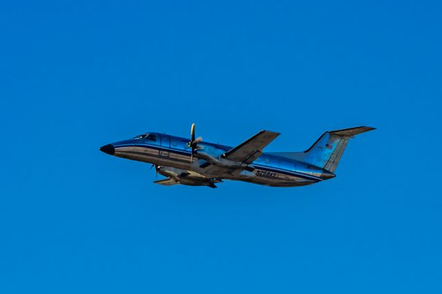 Embraer EMB-120 Brasilia (N258AS) - Ameriflight Embraer 120 Brasilia taking off from PHX on 11/11/22. Taken with a Canon R7 and Tamron 70-200 G2 lens.