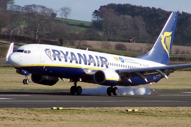 Boeing 737-800 (EI-DCE) - Ryanairs EI-DCE landing at Prestwick EGPK