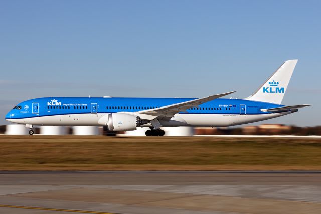 Boeing 787-9 Dreamliner (PH-BHP) - Panning from TechOps