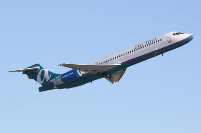 Boeing 717-200 (N998AT) - AirTran Flight 1219 (N998AT) departs Runway 14 at Sarasota-Bradenton International Airport enroute to Chicago Midway International Airport