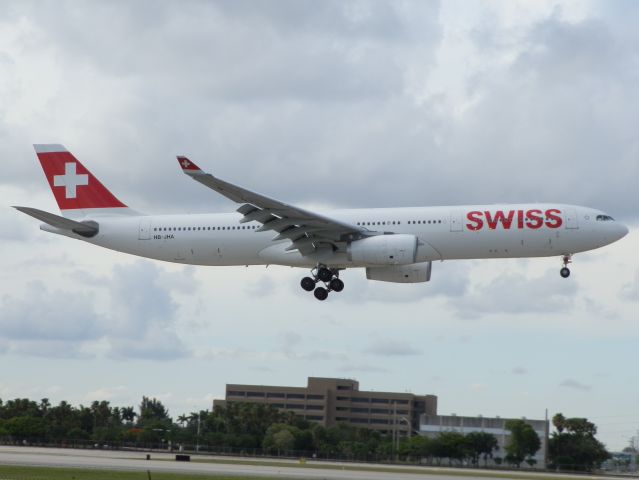 Airbus A330-300 (HB-JHA)