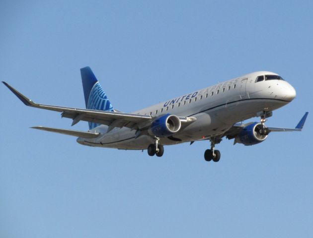 EMBRAER 175 (long wing) (N620UX) - Landing RWY 20R