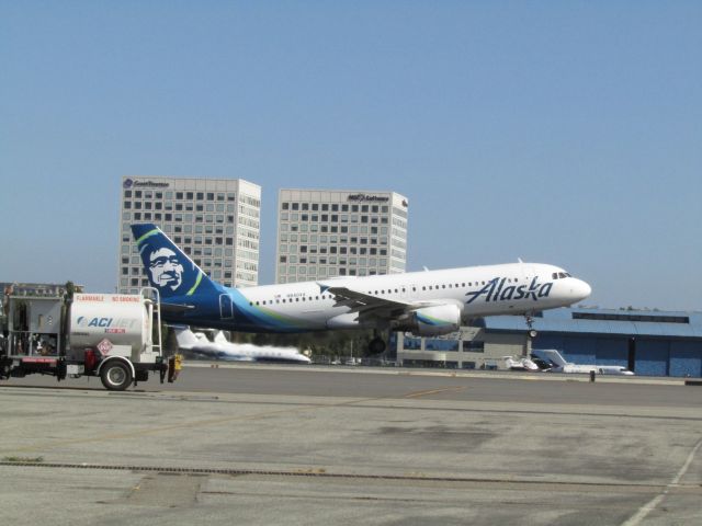 Airbus A320 (N840VA) - Taking off RWY 20R