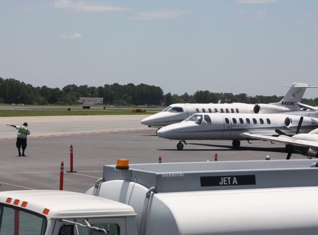 — — - Atlantic Aviation ramp at DeKalb-Peachtree. Aircraft receiving direction from ground crew.