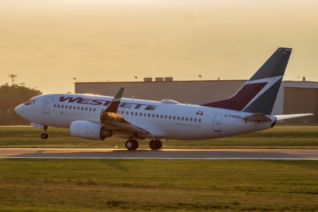 Boeing 737-700 (C-FWSX)