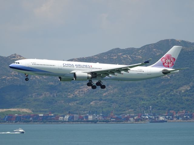 Airbus A330-300 (B-18352)