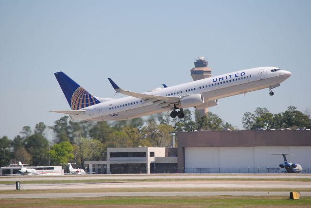 Boeing 737-700 (N69806) - 3/4/2016: United Boeing 737-924ER departing Runway 33L at KIAH. 