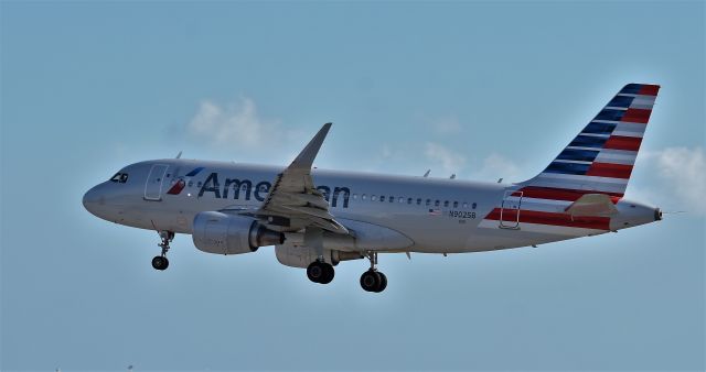 Airbus A319 (N9025B)