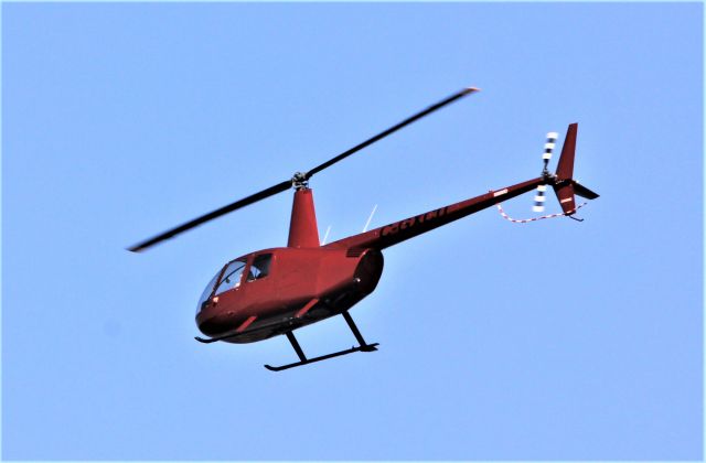 Robinson R-44 (C-GXCU) - C-GXCU Robinson R-44 Astro Corporation Helico  Store Inc. survolant le fleuve St-Laurent à Lavaltrie QC. le 13-05-2022 à 16:03
