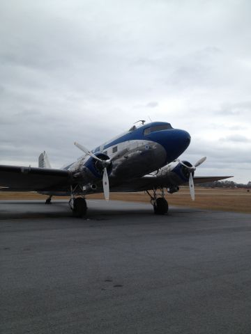 Douglas DC-3 (N28AA)