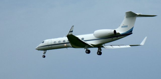 Gulfstream Aerospace Gulfstream V (N588G) - On short final is this 2014 Gulfstream GV-SP 550 in the Spring of 2022.