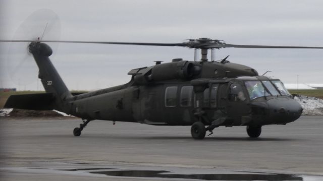 02-6267 — - US Army UH-60 at KBUF along with 3 AH-64 Apaches and 2 More Blackhawks.